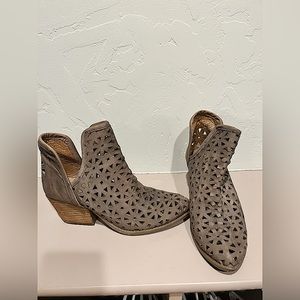 Musse & Cloud Booties Size 8